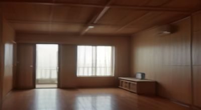 用户在家中沙发上用大屏电视观看高清电影，室内灯光昏暗、画面色彩鲜艳，营造出舒适的家庭影院氛围