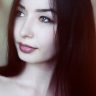 读者头像：短发女性在灯光下的正面照